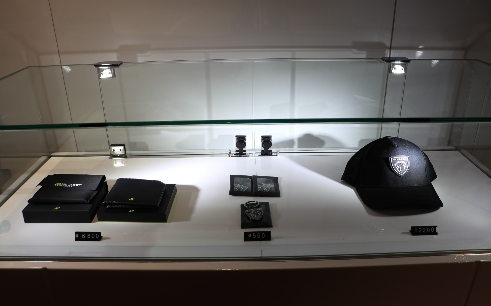 純正アクセサリー展示会場ではダイキャストカーやオリジナルグッズも販売