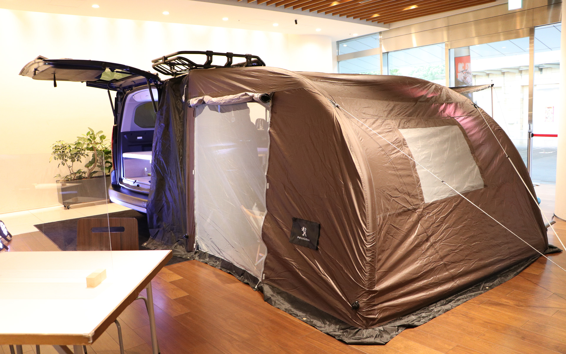 サイドタープはクルマもう1台分くらいのビッグサイズ