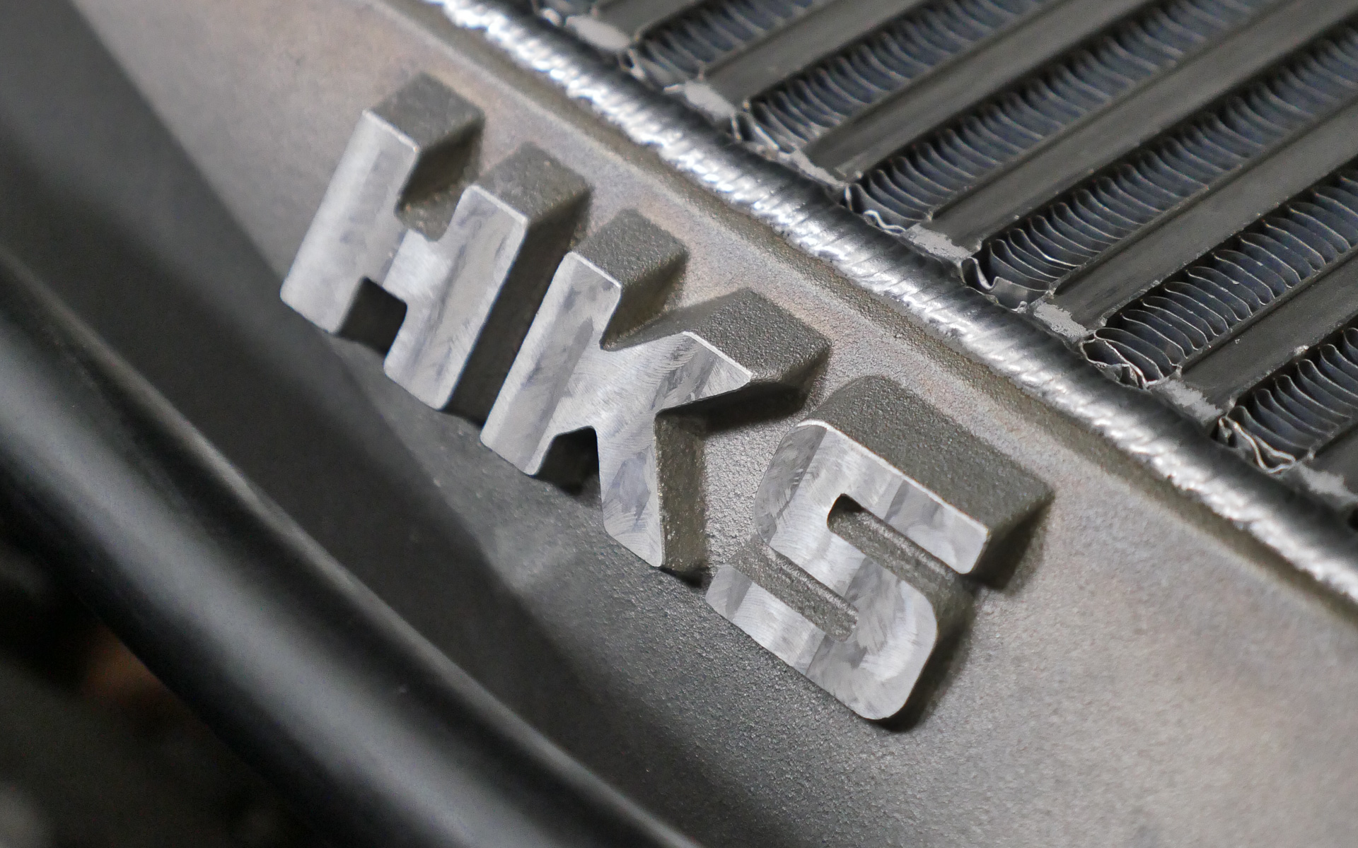 立体のHKSロゴが入る