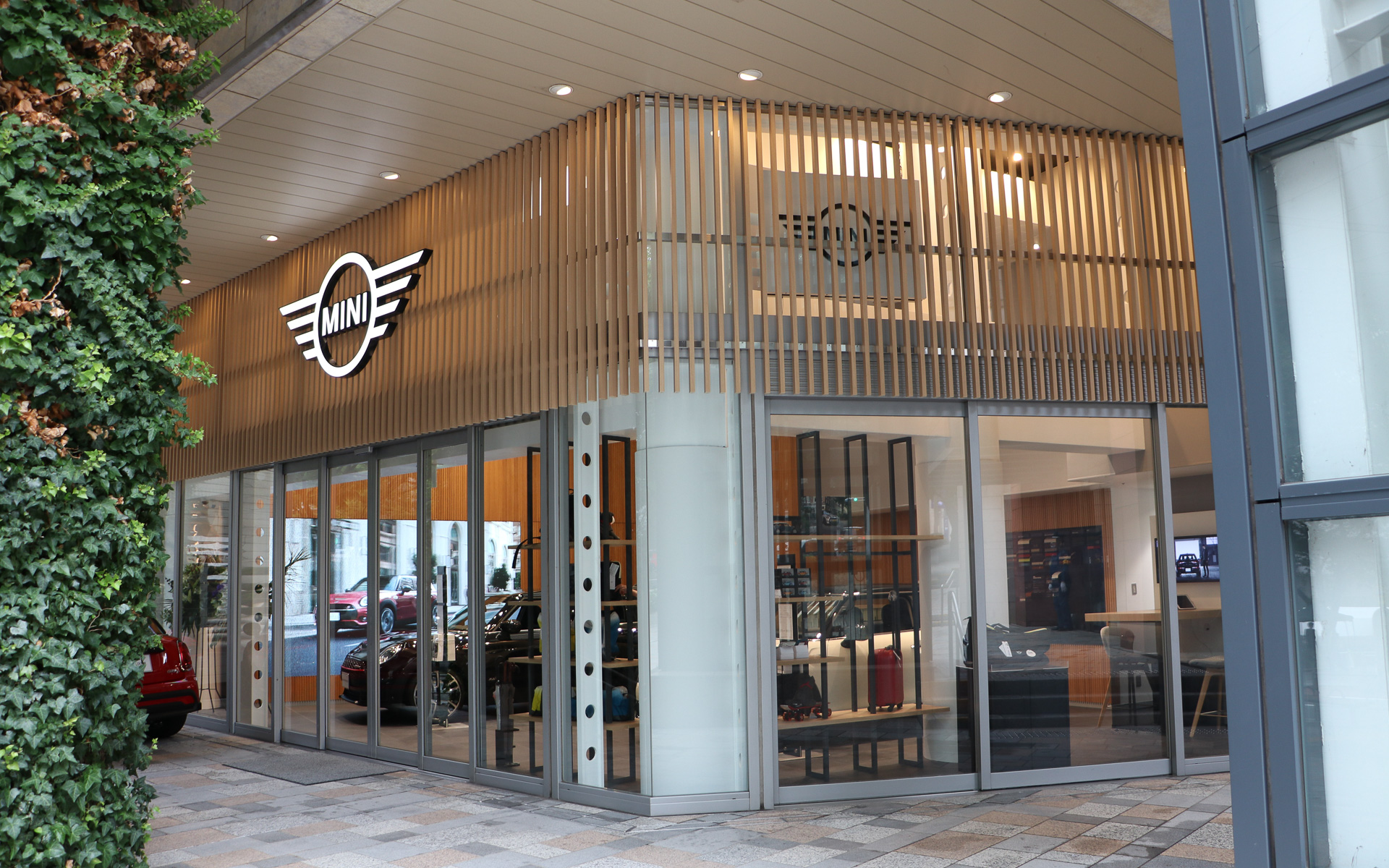 看板まわりにもふんだんにウッドルーバーが使われている