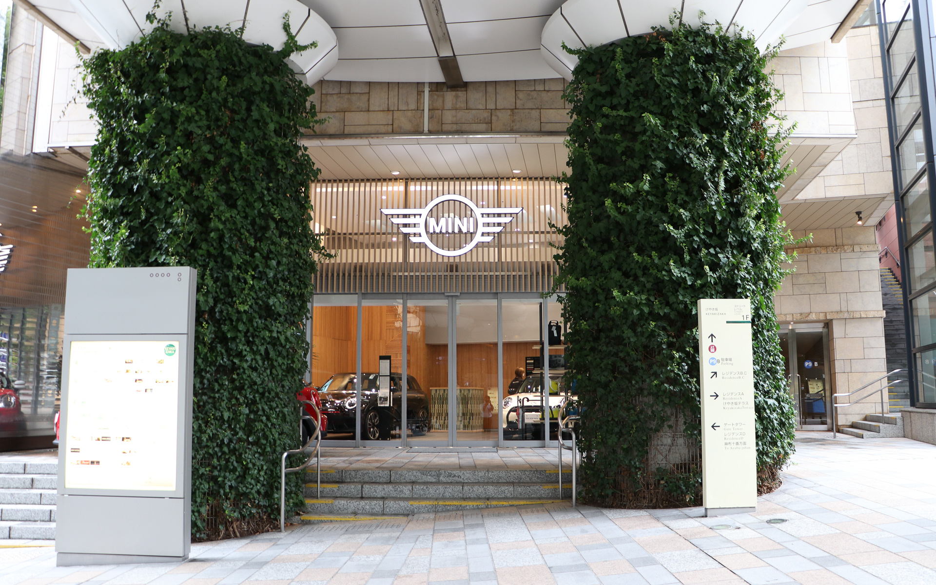 入り口正面に設置されているバードロゴ。ウッドルーバーを台座とし、リニューアル前よりも大きいサイズのロゴになった