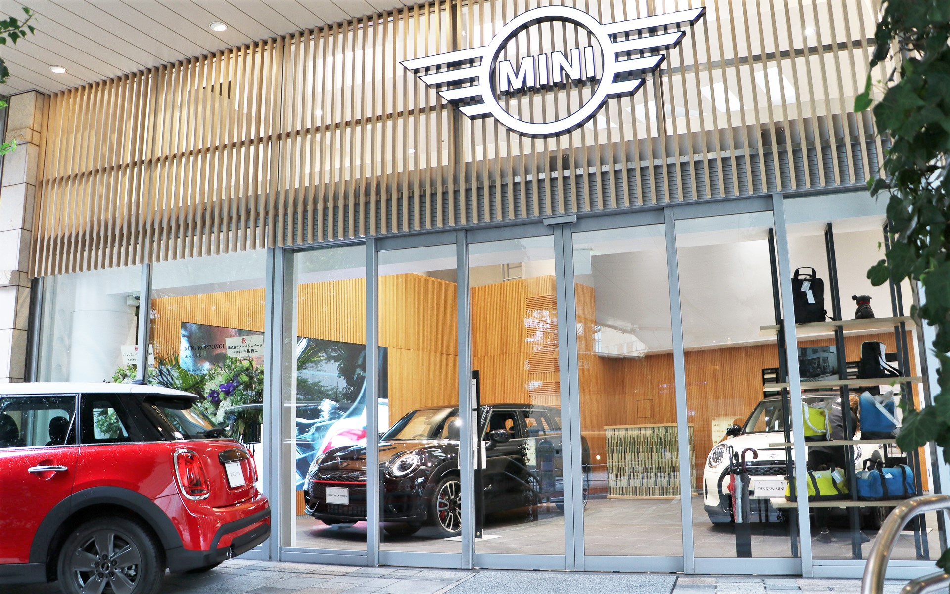 8月28日にリニューアルオープンしたMINI 六本木。この写真だけで通常店舗との違いがすべて分かった人はかなりのMINIマニアです
