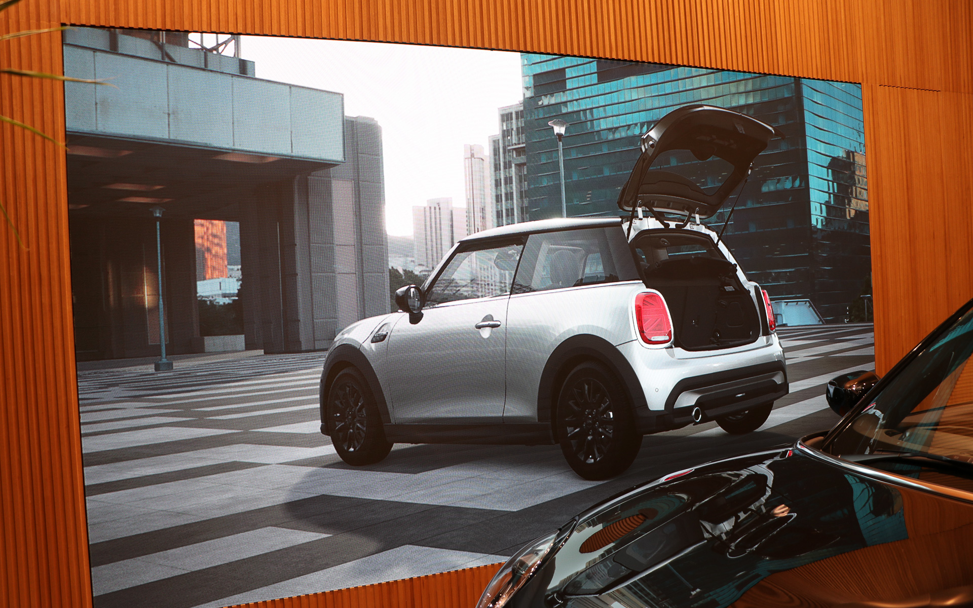 画面の中の車両はライトのON/OFFはもちろん、ウィンドウ開閉、ドアやリアゲートの開閉なども可能