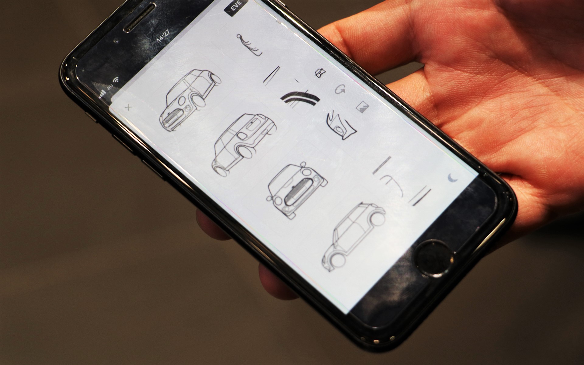 スマホに表示されているボタンを押すことで大型モニターに映し出す内容を操作できる