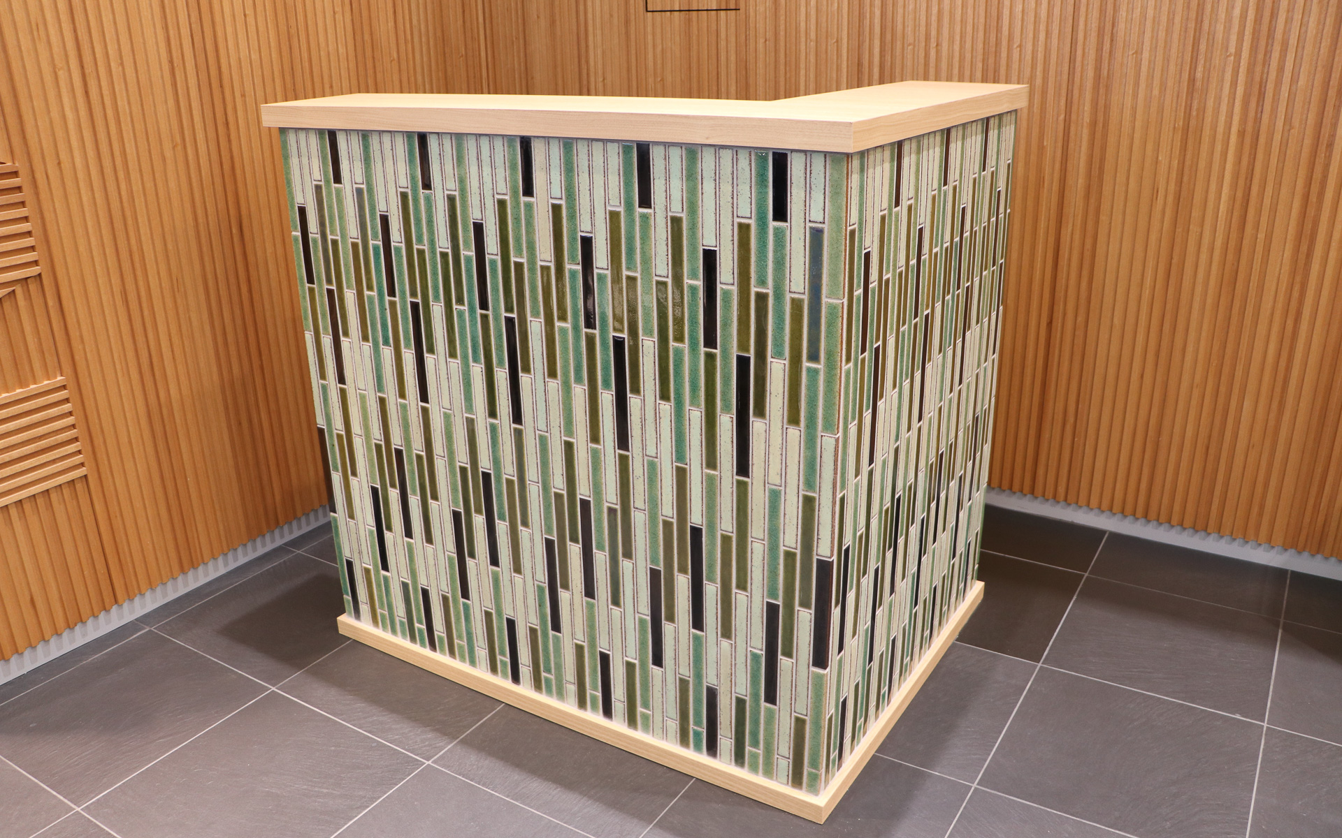 ナチュラル系カラーのタイルを使ったレセプションカウンター