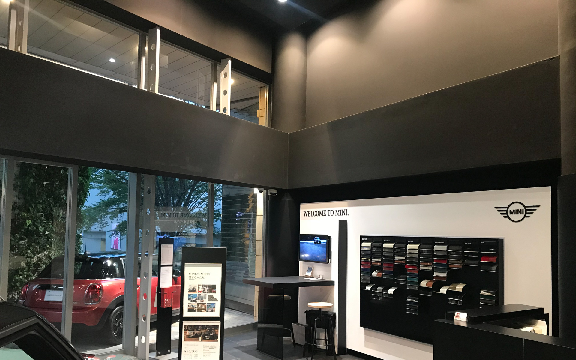 店の外から見える場所にはカラーサンプルなどが展示され、動きがないため目を引く要素としてはインパクトが薄かった