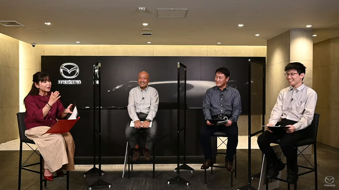 アクリルパネルによる感染症対策を施したステージ上で「MAZDA SPIRIT UPGRADE D1.1」について解説するオンライントークショーが開催された