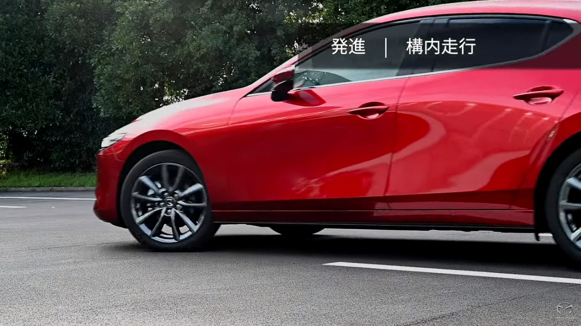 市街地走行で多くなる発進加速で段付き感を抑制