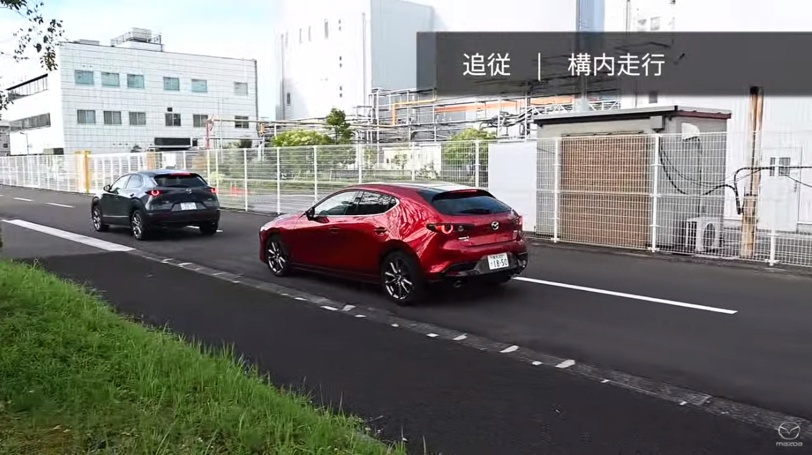 渋滞時などで発生する追従走行でも、アクセル操作による加減速をより細かく制御。同乗者にフォーカスしたシーンでは、竹岡氏が「この人、体を固定しているわけじゃないよね？」と確認するほど、加減速しても前後の動きが出ていなかった