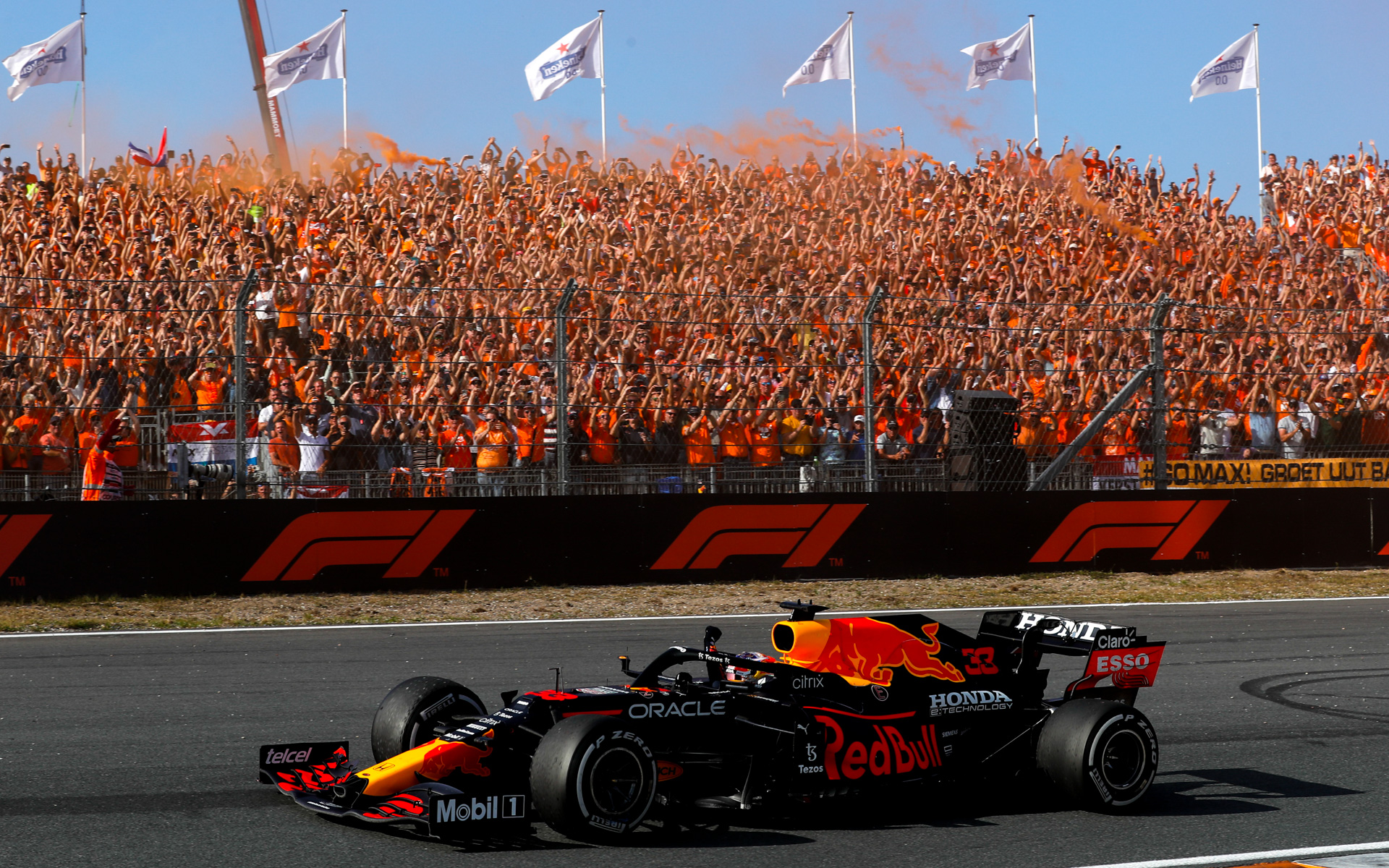 オレンジ一色になっているスタンドをガッツポーズでウイニングランを行なうマックス・フェルスタッペン選手