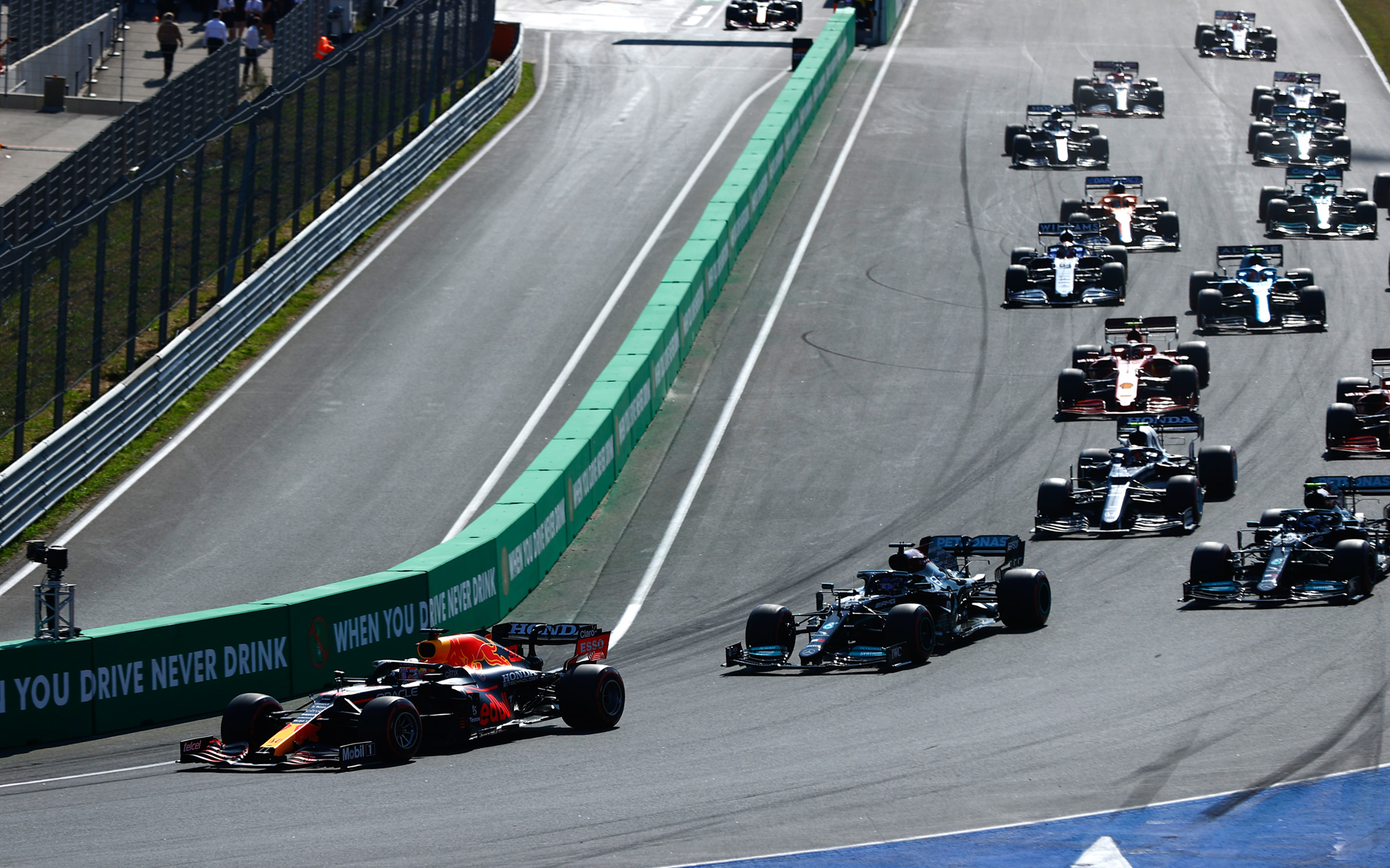 スタートの様子。フェルスタッペン選手はスタートを決めて2台のメルセデスを従えて1コーナーに入っていく