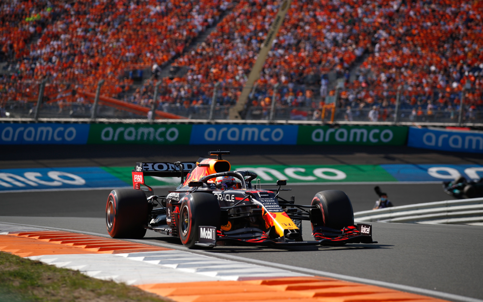 特徴的なバンクの3コーナーを抜けるフェルスタッペン選手