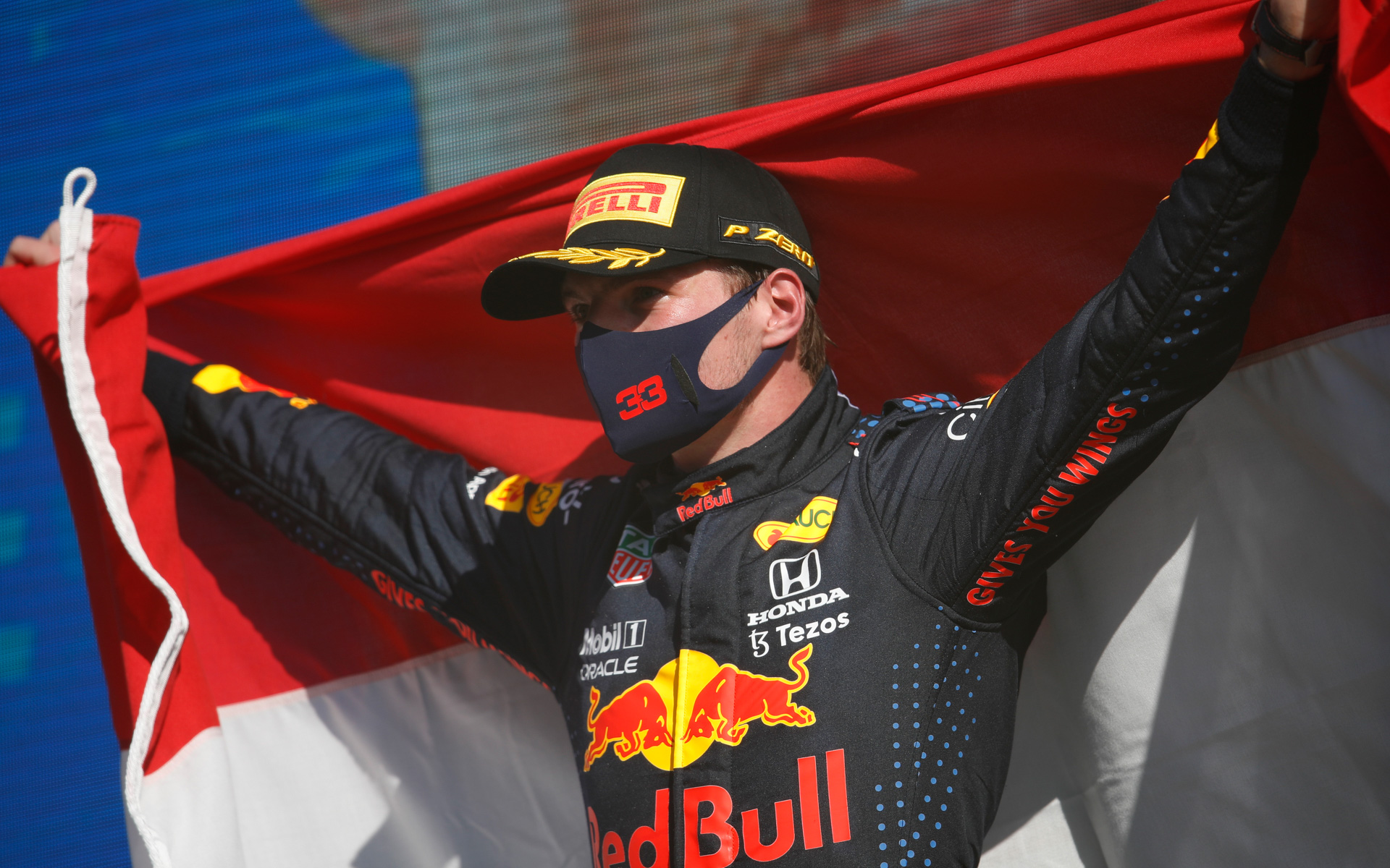 オランダ国旗を掲げるマックス・フェルスタッペン選手