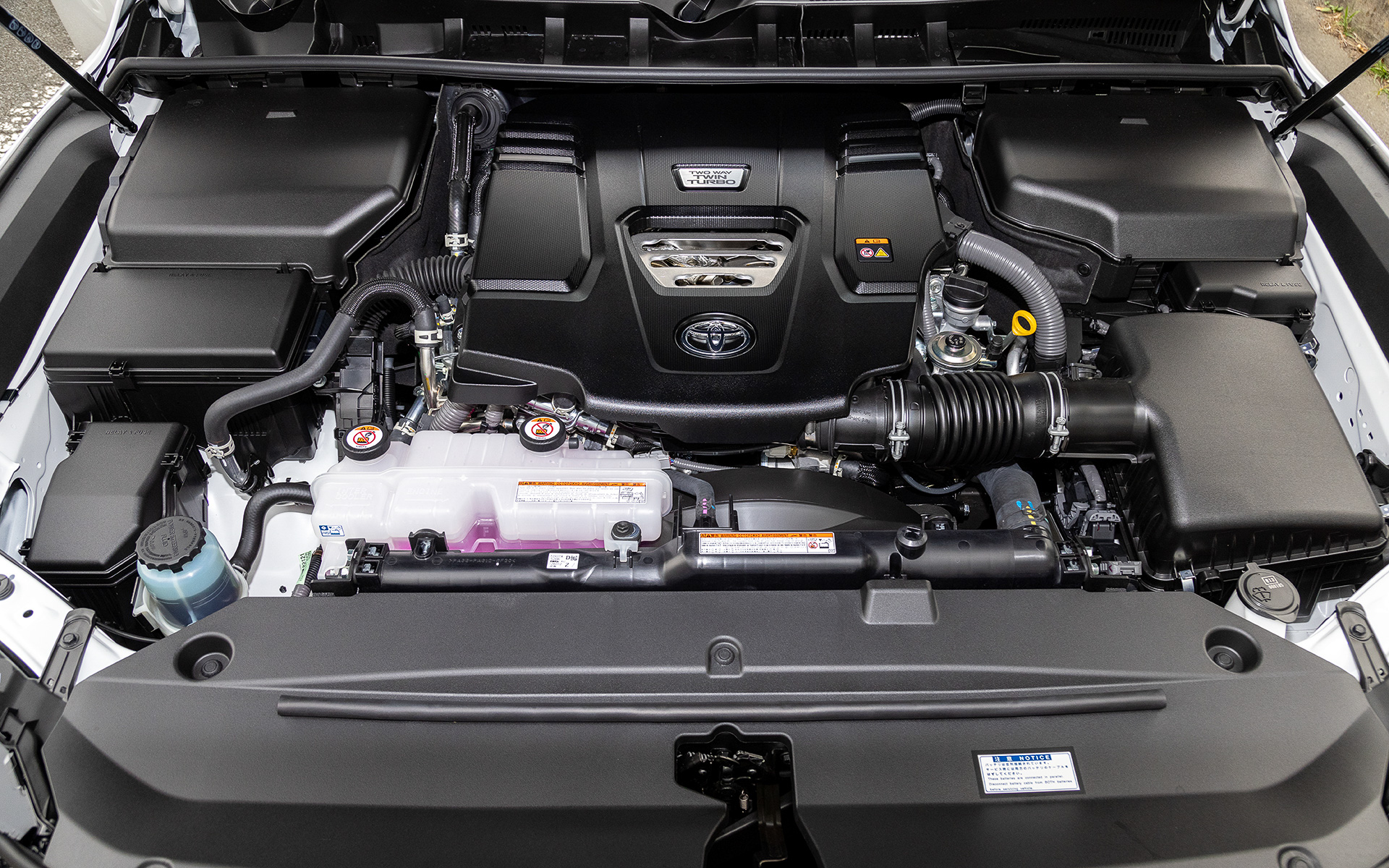 V型6気筒3.3リッターディーゼルツインターボ「F33A-FTV」型エンジンは最高出力227kW（309PS）/4000rpm、最大トルク700Nm（71.4kgfm）/1600-2600rpmを発生。ZXのWLTCモード燃費は9.7km/L