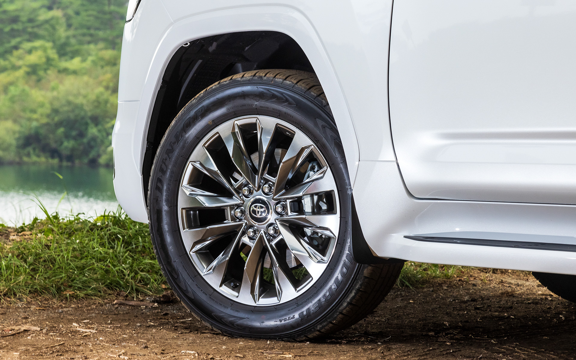 いずれの試乗車も20インチアルミホイール（スーパークロームメタリック塗装）にダンロップ「GRANDTREK（グラントレック） PT5A」（265/55R20）をセット