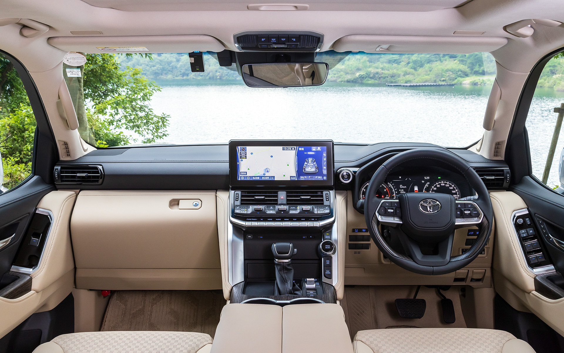 インパネにはオフロード機能も表示する12.3インチのワイドタッチディスプレイを備えるとともに、スタートスイッチ中央に指紋センサーを採用するなどセキュリティ機能を強化。両開き機構を採用するセンターコンソールBOXは飲み物を冷やせるクールボックスを設定（GXを除く全車にオプション）。また、ステアリング右側にはACCやステアリング操作の一部を支援するLTA（レーントレーシングアシスト）のON/OFF操作を行なうスイッチを設定