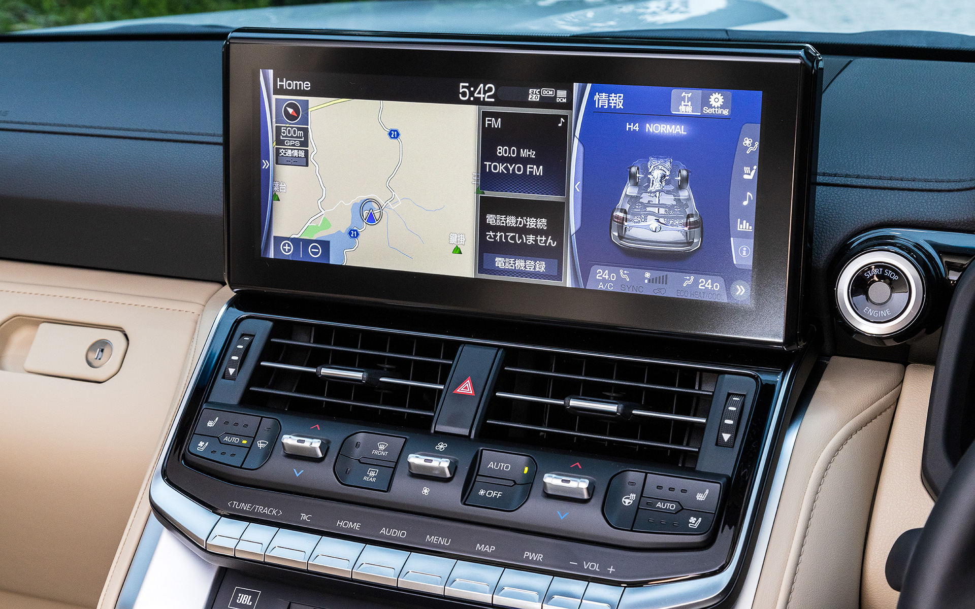 インパネにはオフロード機能も表示する12.3インチのワイドタッチディスプレイを備えるとともに、スタートスイッチ中央に指紋センサーを採用するなどセキュリティ機能を強化。両開き機構を採用するセンターコンソールBOXは飲み物を冷やせるクールボックスを設定（GXを除く全車にオプション）。また、ステアリング右側にはACCやステアリング操作の一部を支援するLTA（レーントレーシングアシスト）のON/OFF操作を行なうスイッチを設定