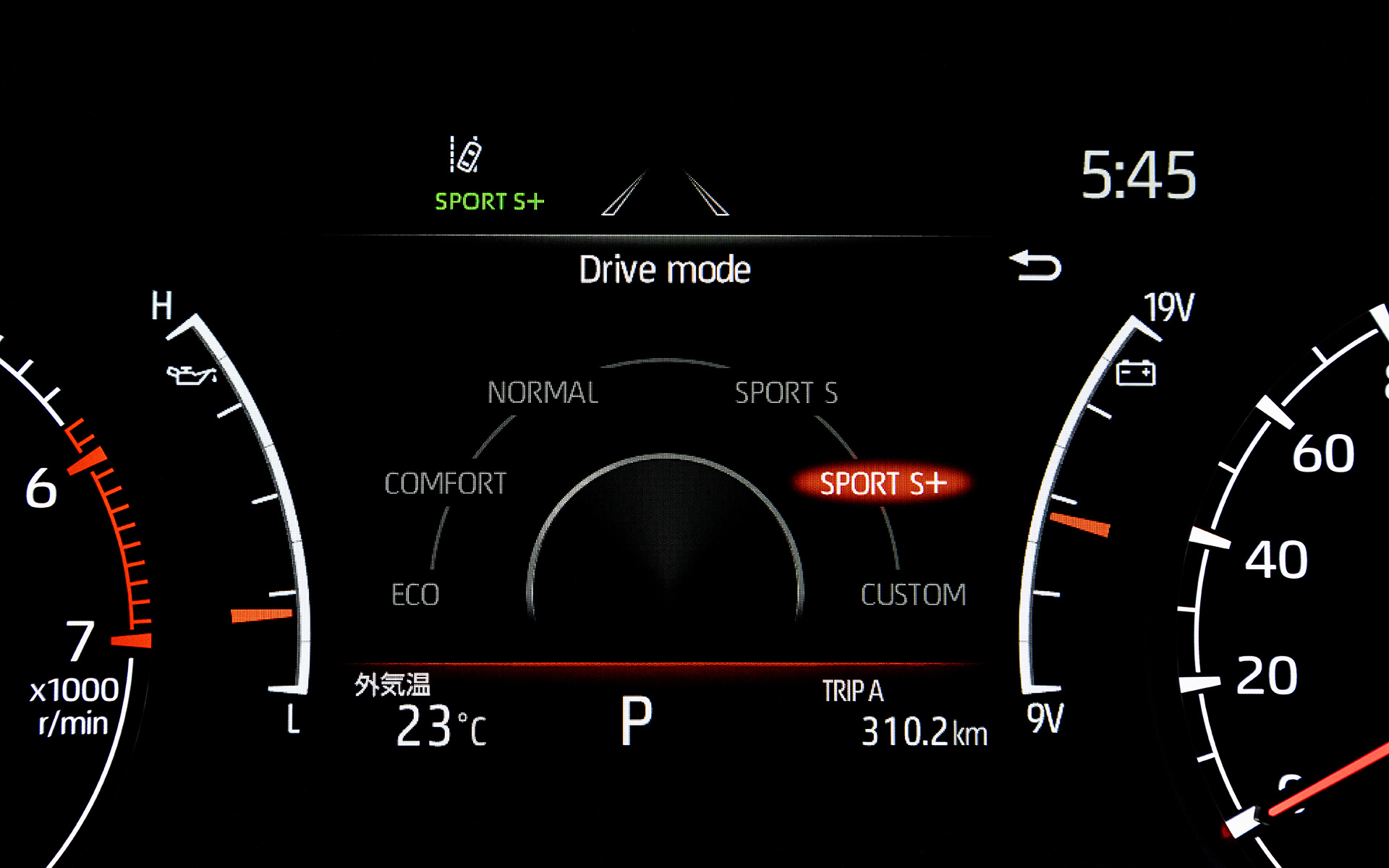 ドライブモードは「エコ」「コンフォート」「ノーマル」「スポーツ S」「スポーツ S＋」「カスタム」の6モードを設定