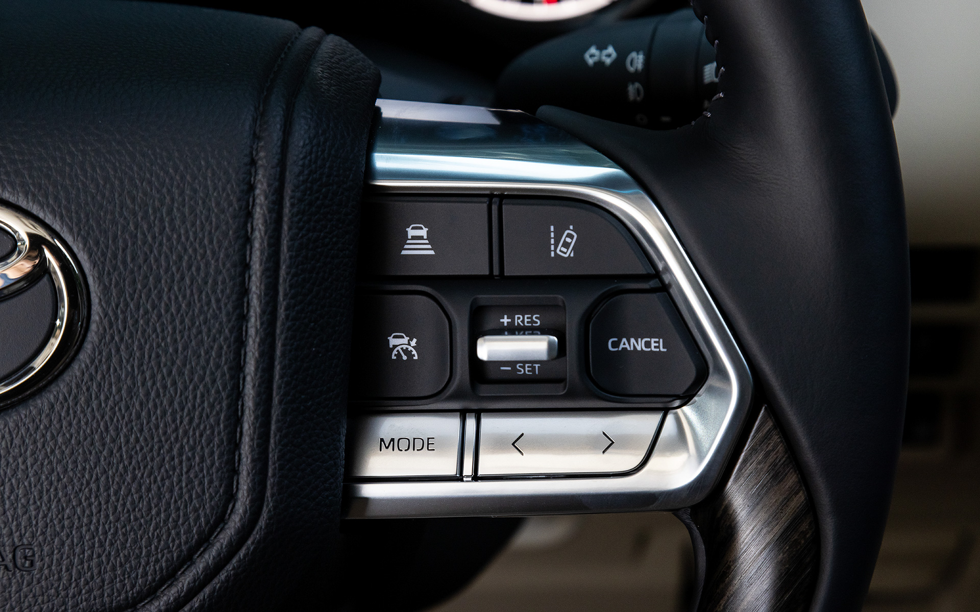 インパネにはオフロード機能も表示する12.3インチのワイドタッチディスプレイを備えるとともに、スタートスイッチ中央に指紋センサーを採用するなどセキュリティ機能を強化。両開き機構を採用するセンターコンソールBOXは飲み物を冷やせるクールボックスを設定（GXを除く全車にオプション）。また、ステアリング右側にはACCやステアリング操作の一部を支援するLTA（レーントレーシングアシスト）のON/OFF操作を行なうスイッチを設定