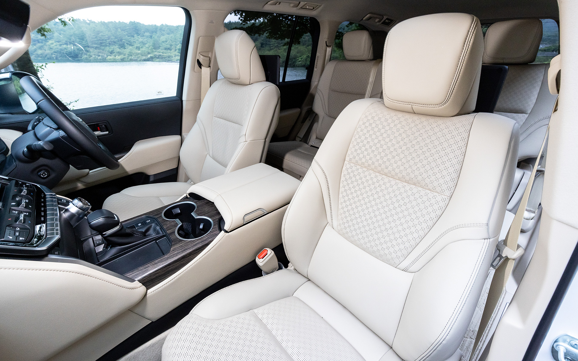 ZXでは快適温熱シートとシートベンチレーションをフロントシート、セカンドシートに装備