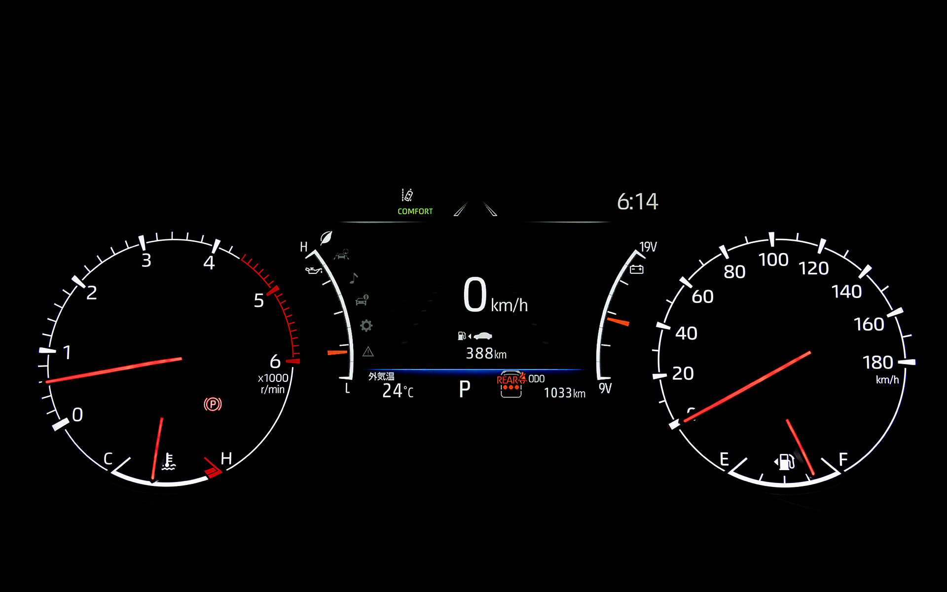 インパネにはオフロード機能も表示する12.3インチのワイドタッチディスプレイを備えるとともに、スタートスイッチ中央に指紋センサーを採用するなどセキュリティ機能を強化。両開き機構を採用するセンターコンソールBOXは飲み物を冷やせるクールボックスを設定（GXを除く全車にオプション）。また、ステアリング右側にはACCやステアリング操作の一部を支援するLTA（レーントレーシングアシスト）のON/OFF操作を行なうスイッチを設定