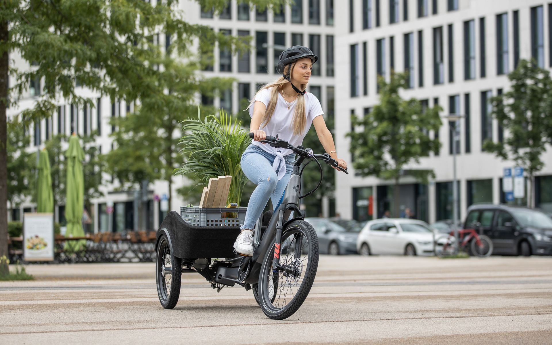 コーナリング中もリアセクションは傾かないので安定感が高いという