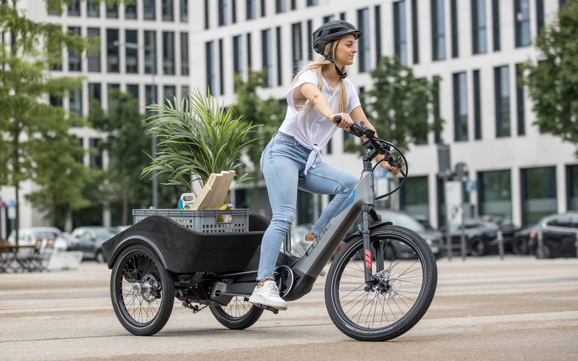 コーナリング中もリアセクションは傾かないので安定感が高いという