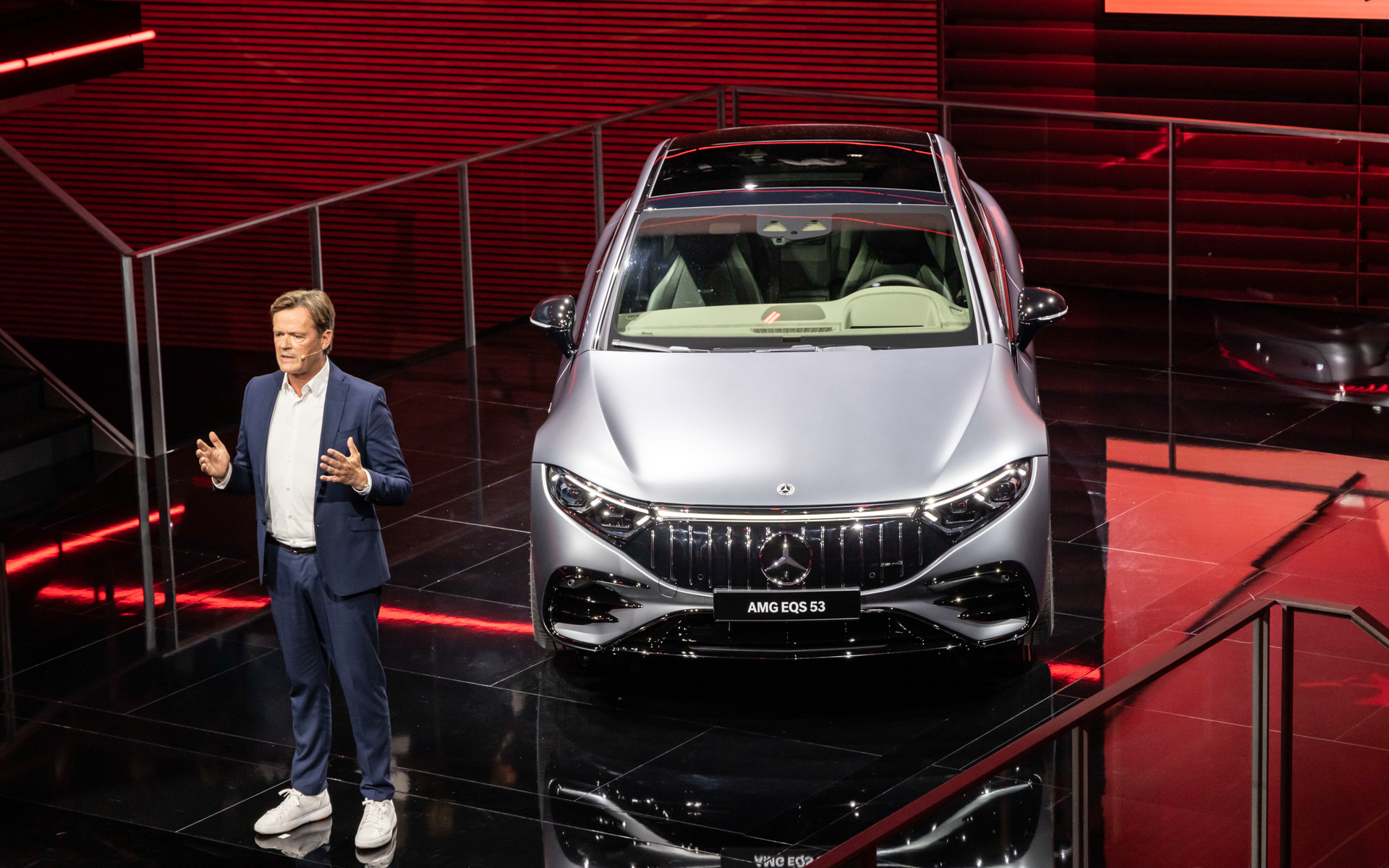 ダイムラーAGとメルセデスベンツAGの管理委員会メンバーで、ダイムラーグループリサーチの責任者でメルセデスベンツカーズCOOのMarkus Schäfer氏がメルセデス-AMG「EQS 53 4MATIC +」をワールド・プレミア