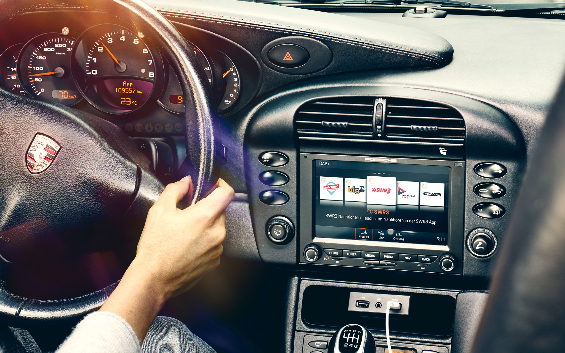 クラシックモデルに対応した「ポルシェクラシックコミュニケーションマネジメントシステム（PCCM）」「ポルシェクラシックコミュニケーションマネジメントシステムプラス（PCCM Plus）」を発売