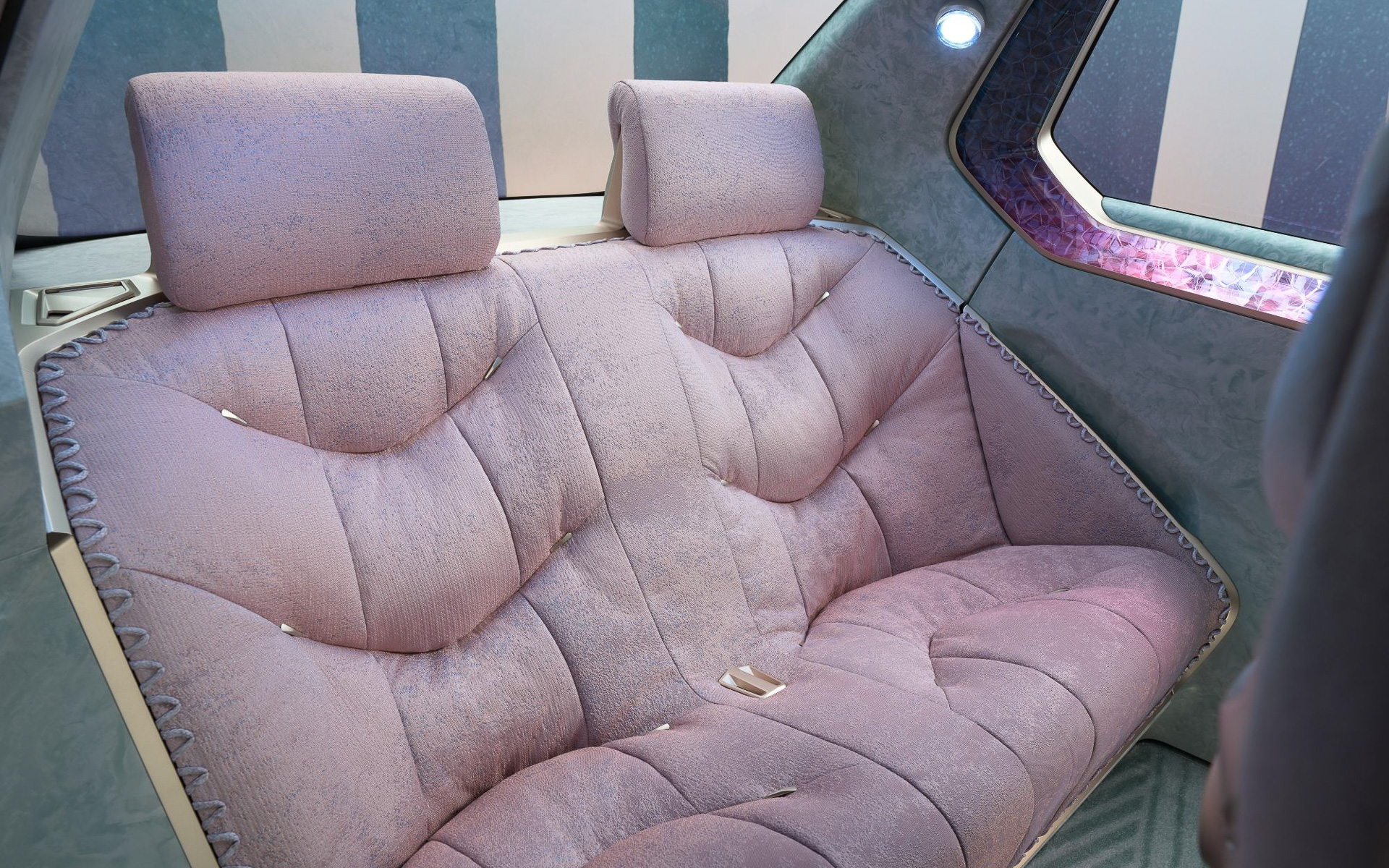 MONOchrome Taupeのシートに使用されているファブリックは、リサイクル素材を使用している。リアベンチシートは、ゴールドブロンズのアルマイト処理されたアルミフレームで縁取られ、シート表皮とフレームは布地をコードでフレームに織り込んでる。カーペットには特徴的なラインのパターンがプリントされた100％リサイクルプラスチックで製造されている。