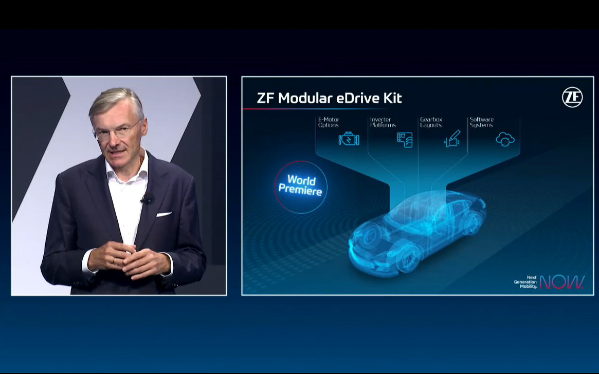 モジュラーeDriveキット（右）を発表するZF CEO ウォルフ＝ヘニング・シャイダー氏（左）