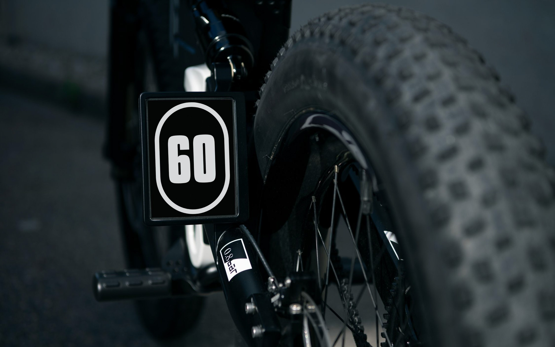 道路の種類に応じて3段階の速度設定が可能となっている。設定変更は接続するスマホのアプリで行なう。ディスプレイは設定に合わせて表示内容が変わる