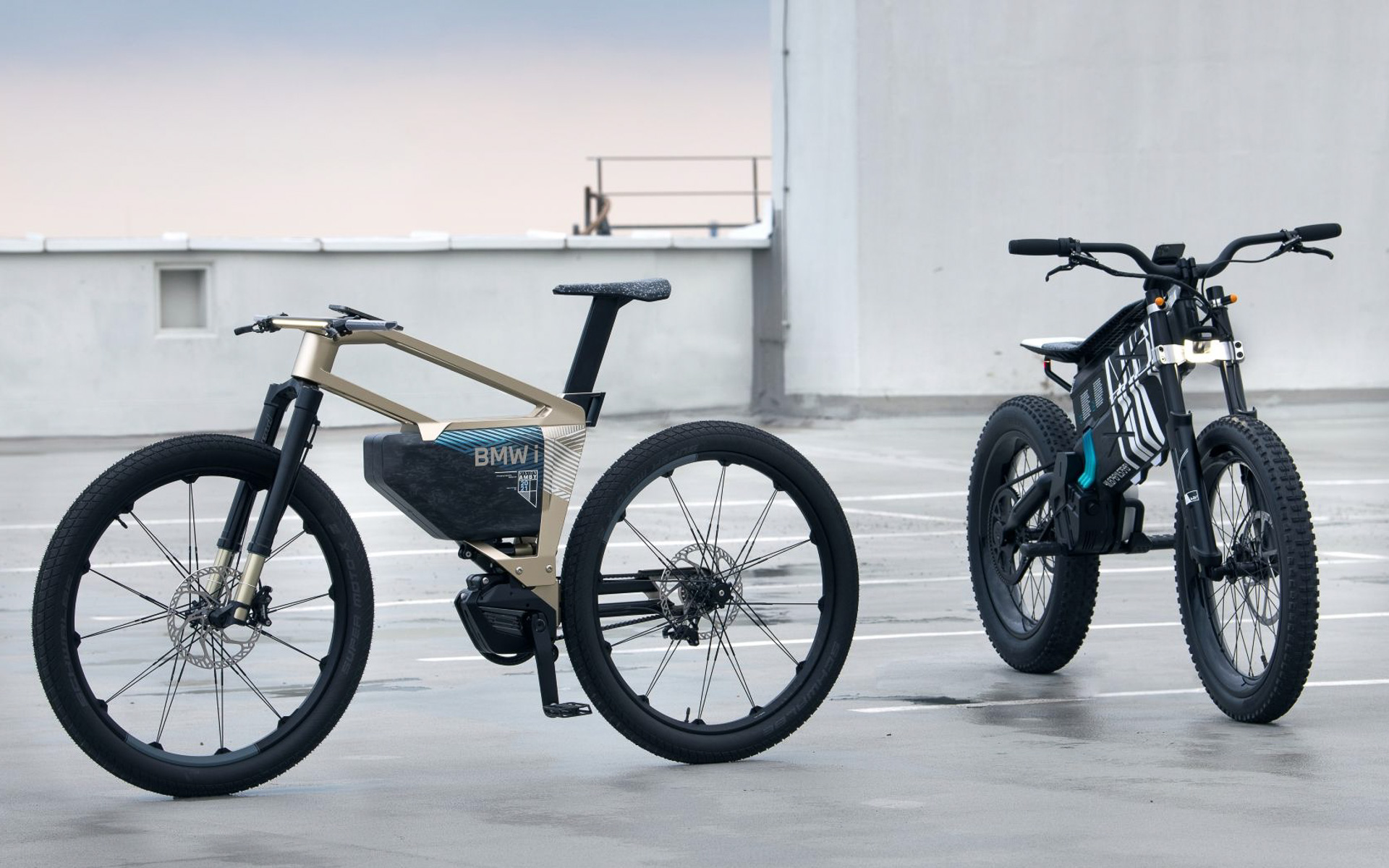 BMWのi ビジョン AMBY（左）とBMW Motorradのビジョン AMBY（右）