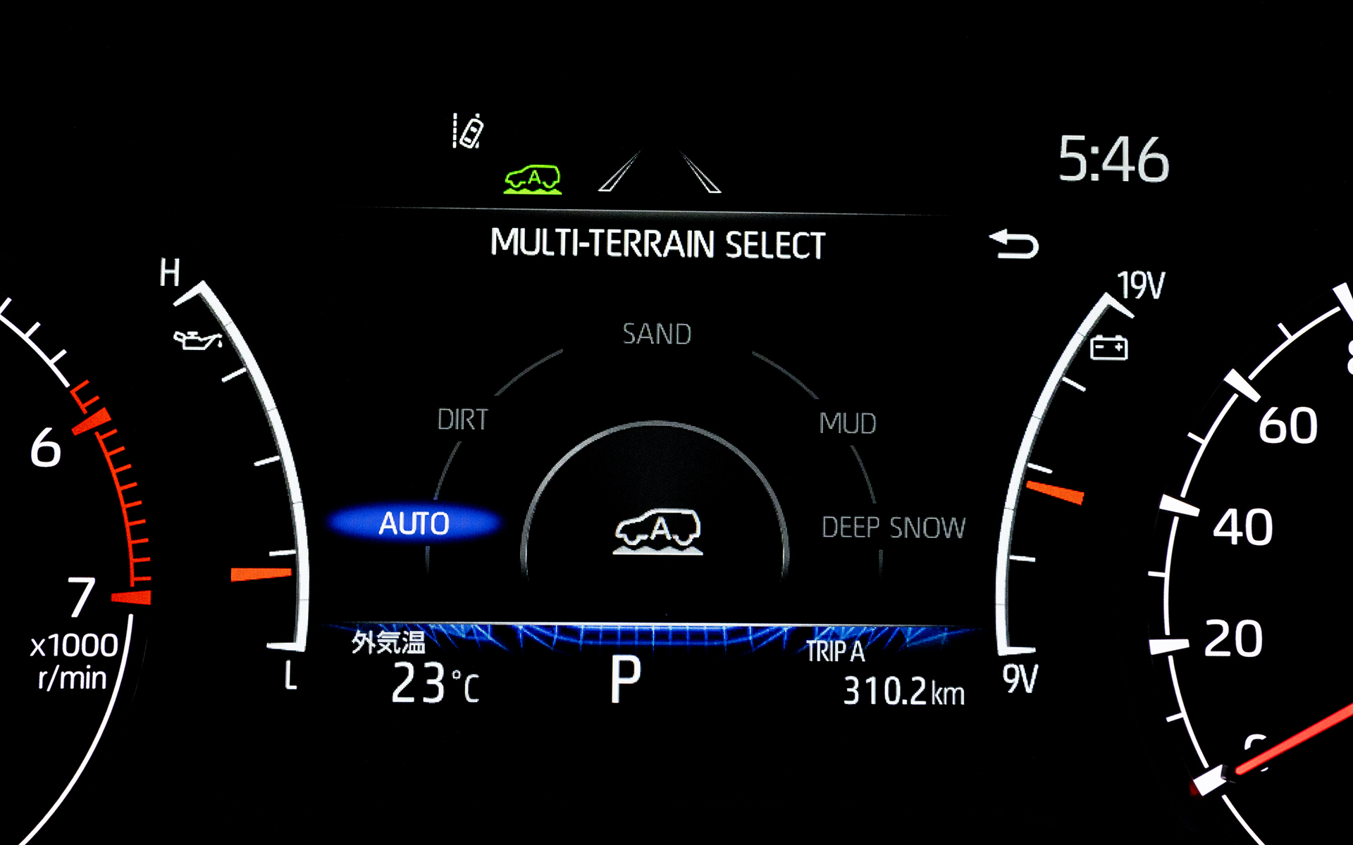 マルチテレインセレクトでは「AUTO」「DIRT」「SAND」「MUD」「DEEP SNOW」「ROCK」を選択できる