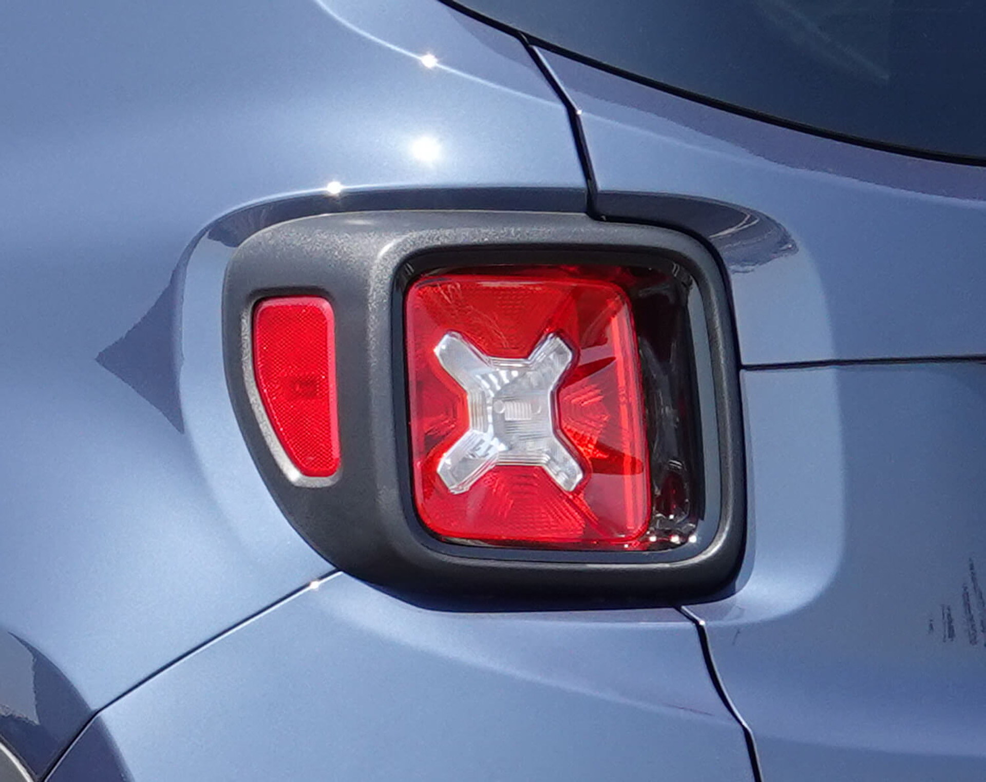 限定車「レネゲード・ナイトイーグル」のエクステリア