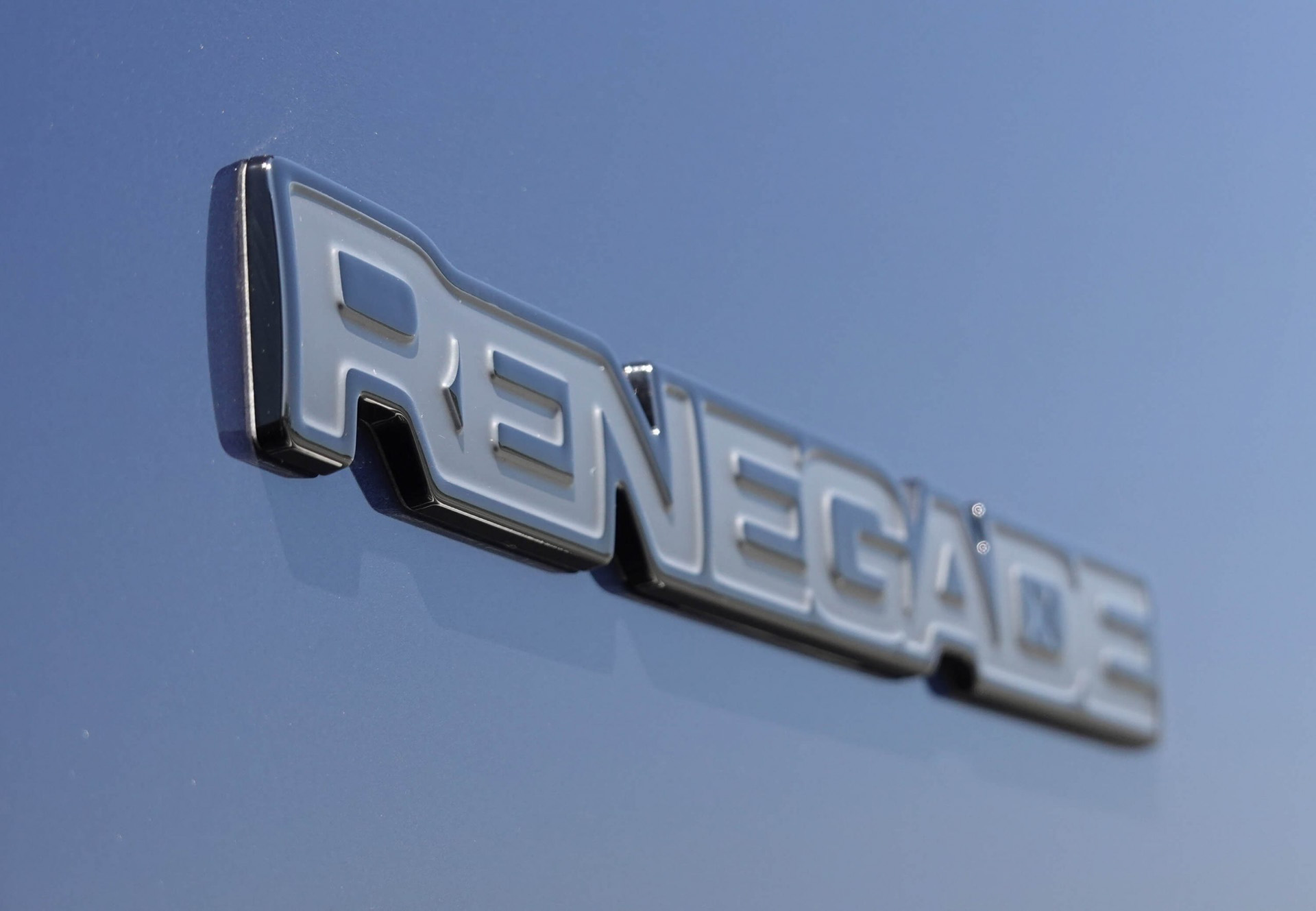 限定車「レネゲード・ナイトイーグル」のエクステリア