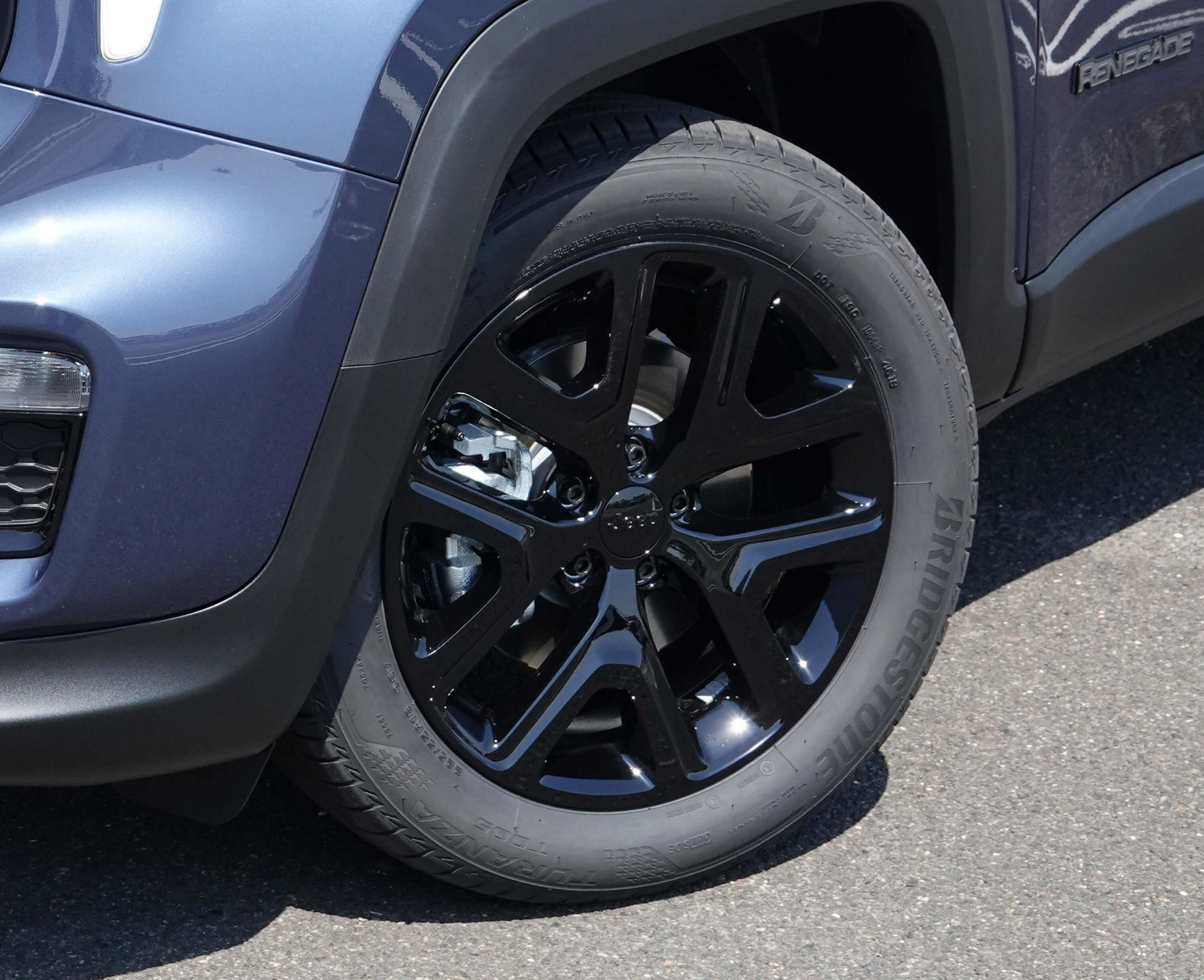 限定車「レネゲード・ナイトイーグル」のエクステリア