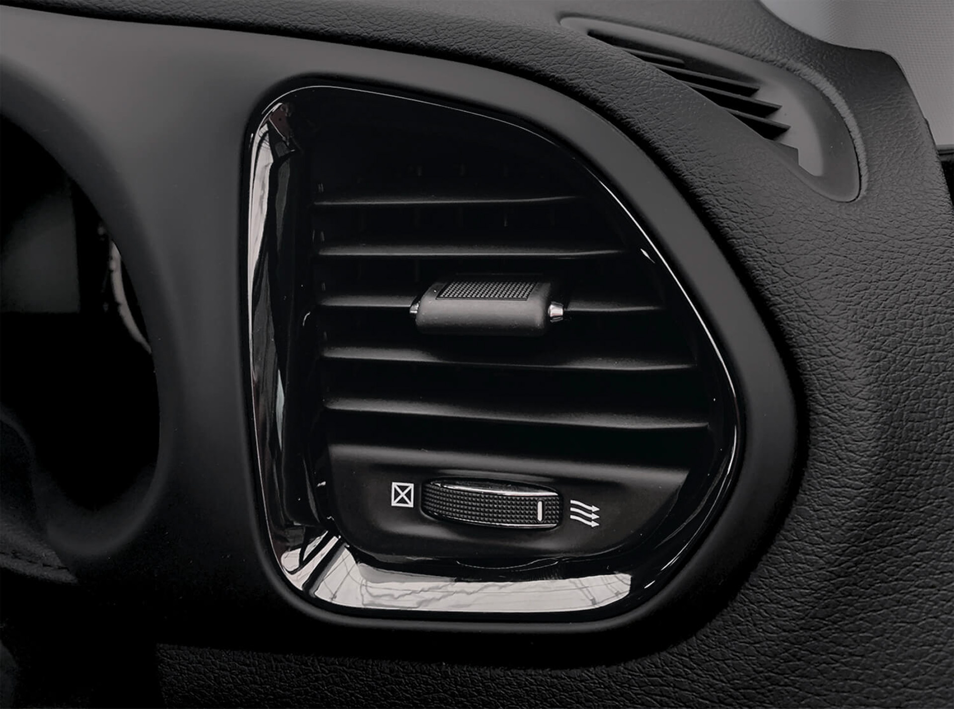 限定車「レネゲード・ナイトイーグル」のインテリア