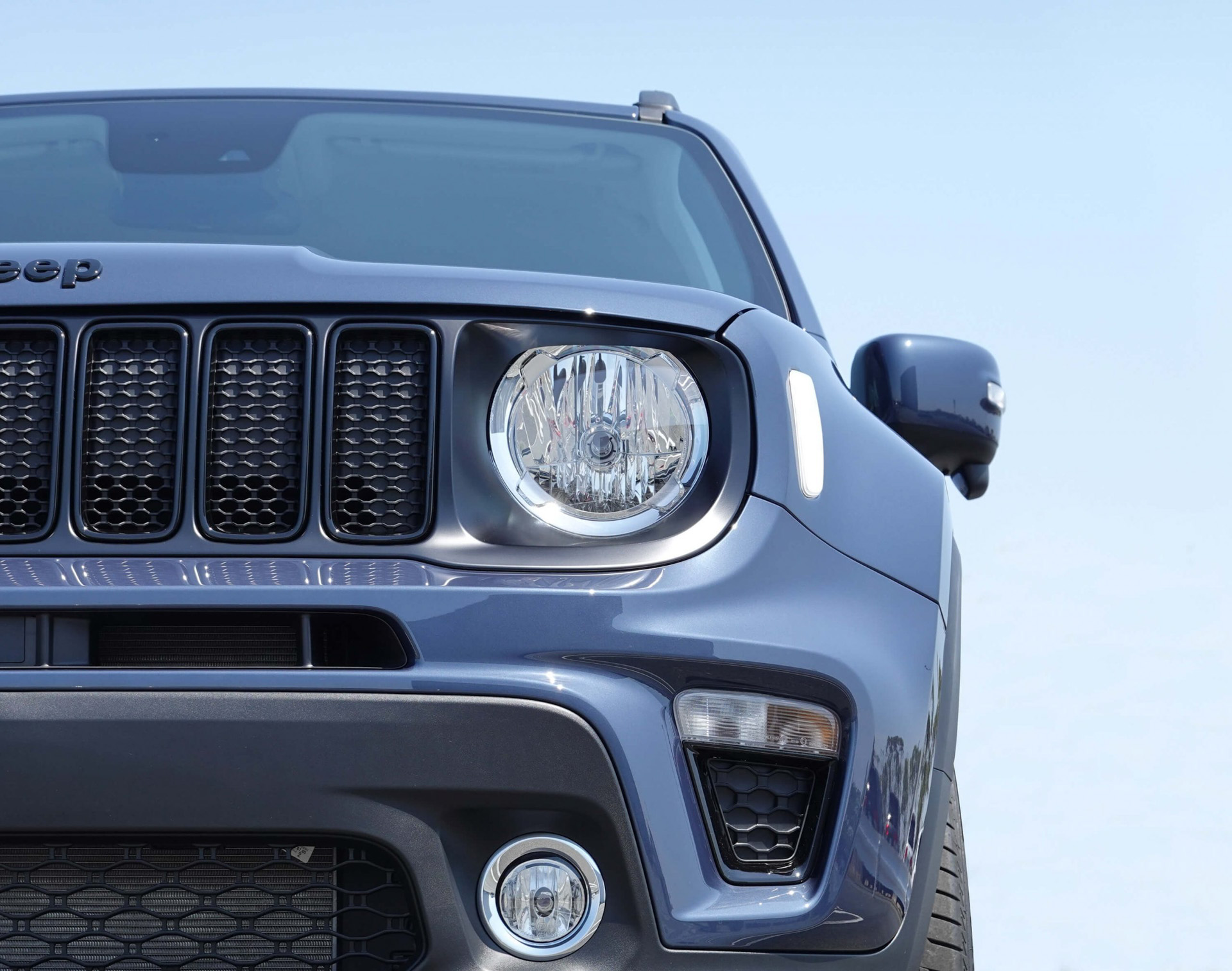 限定車「レネゲード・ナイトイーグル」のエクステリア