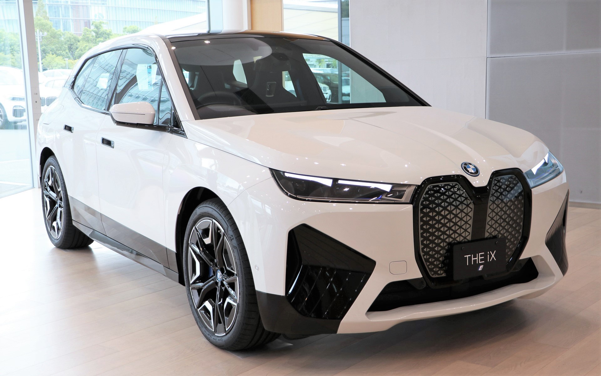 BMWの新型BEV「iX」を先行披露