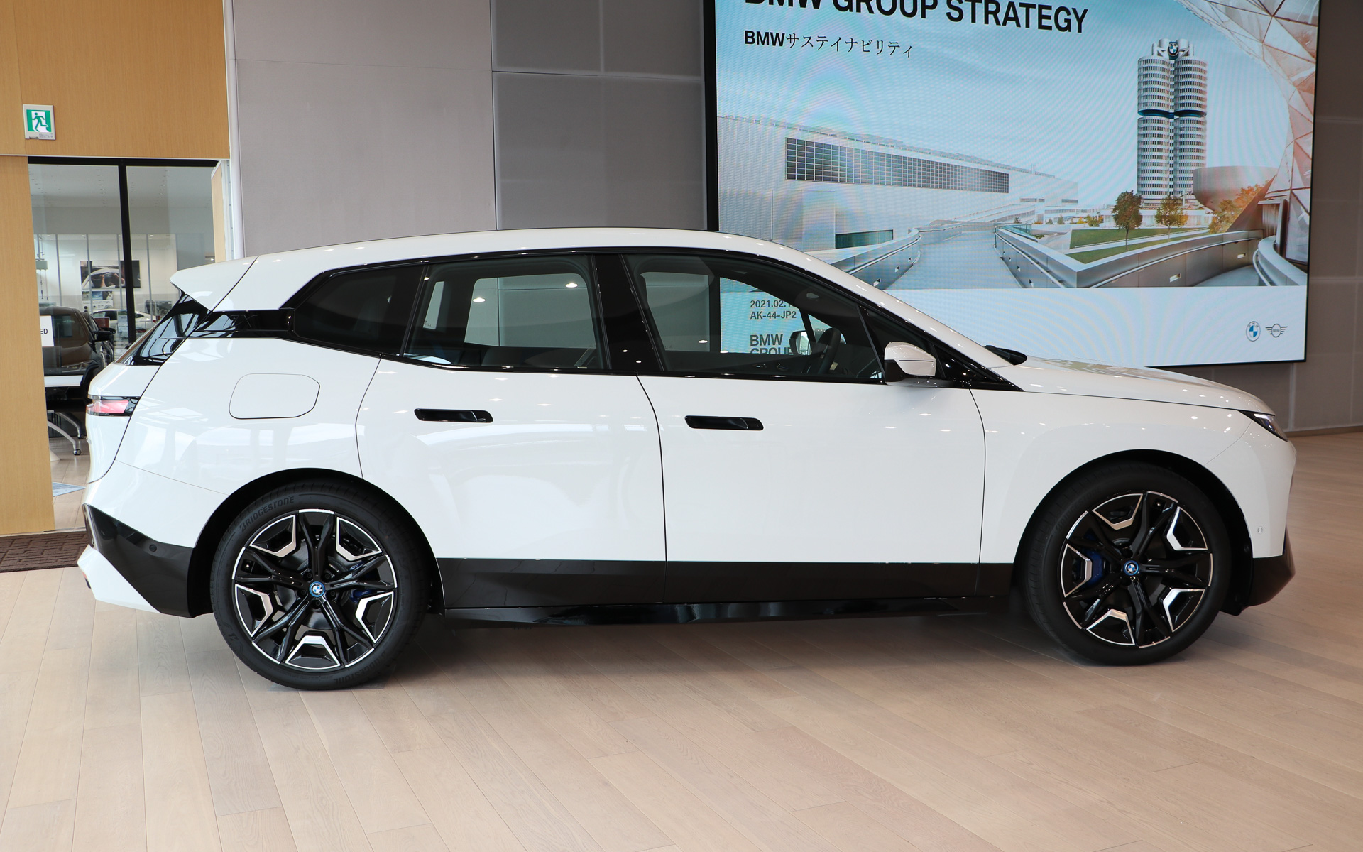 新デザインのフルLEDヘッドライトを備え、テールランプはBMWの量産車でもっともスリムな形状を採用。極めて薄型だが表情豊かな光の演出を行なう。また、リアフォグランプとリフレクターはディフューザーに組み込まれている