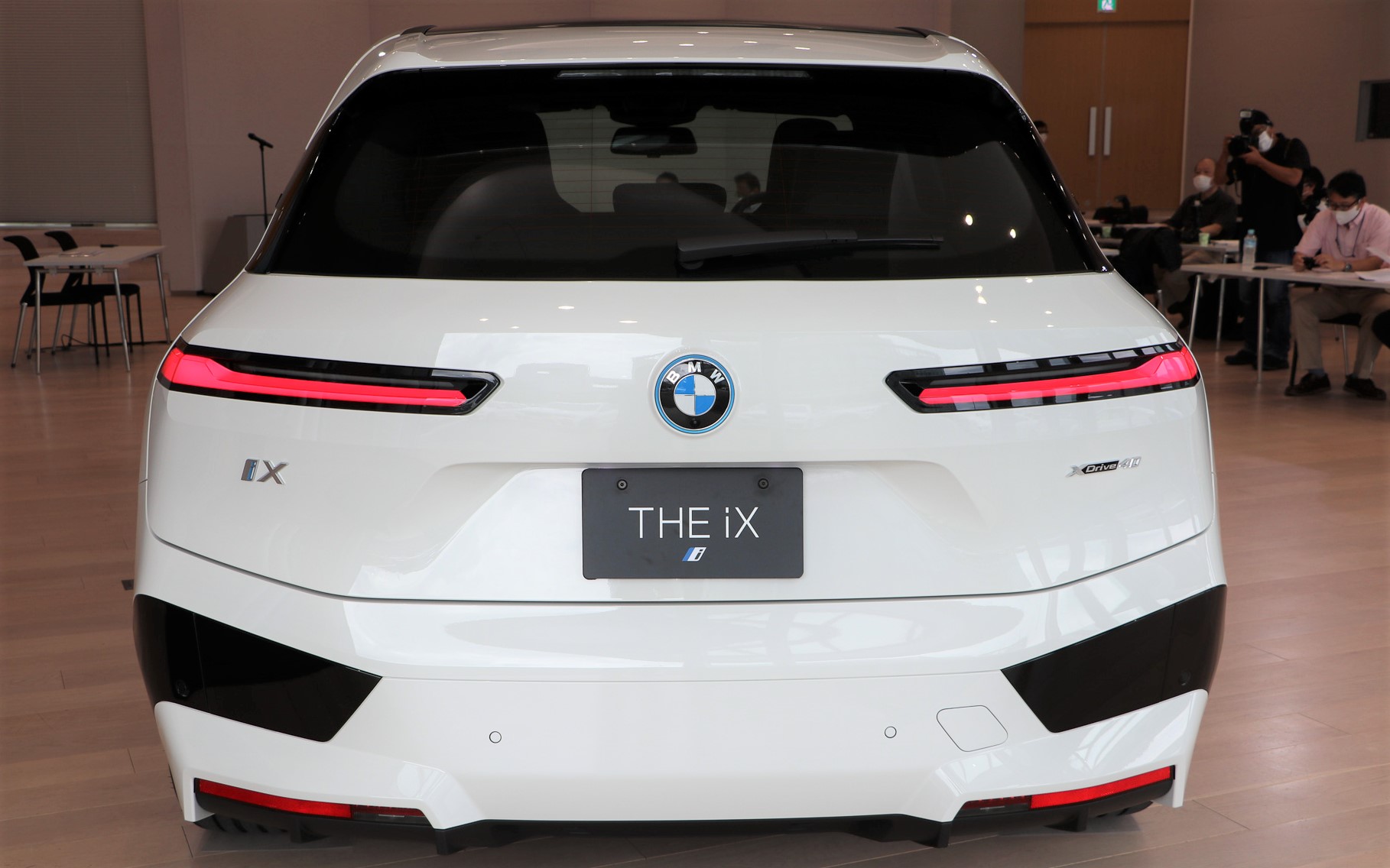 新デザインのフルLEDヘッドライトを備え、テールランプはBMWの量産車でもっともスリムな形状を採用。極めて薄型だが表情豊かな光の演出を行なう。また、リアフォグランプとリフレクターはディフューザーに組み込まれている