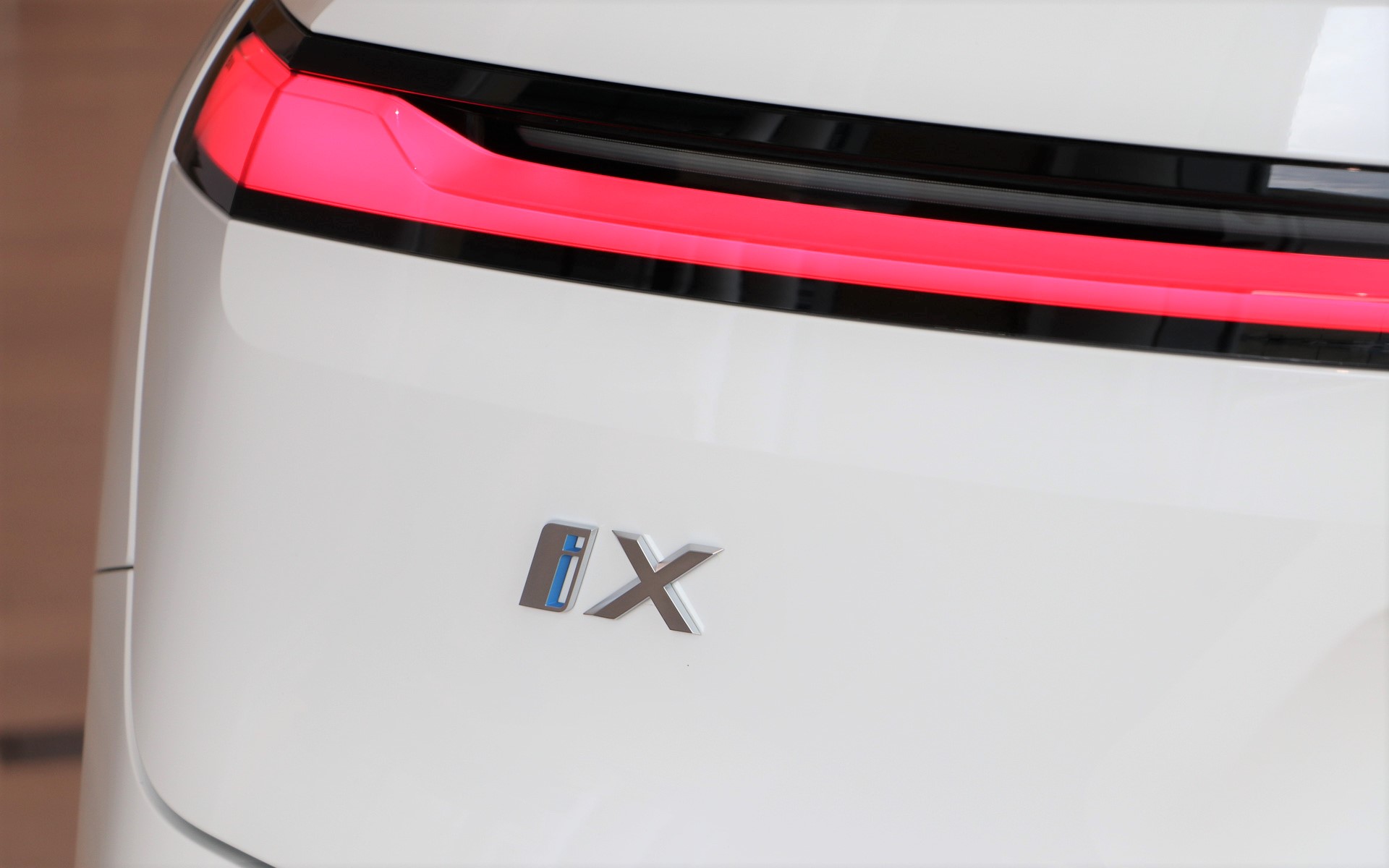 左リアに「iX」のエンブレム