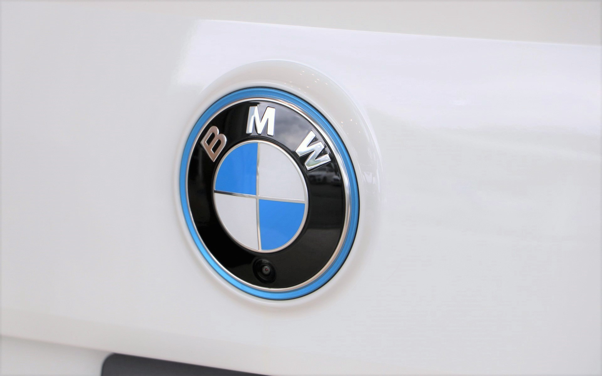 BMWにリアカメラを内蔵。また中央部分が突起してカメラを洗浄するウォッシャー液噴射システムも搭載している