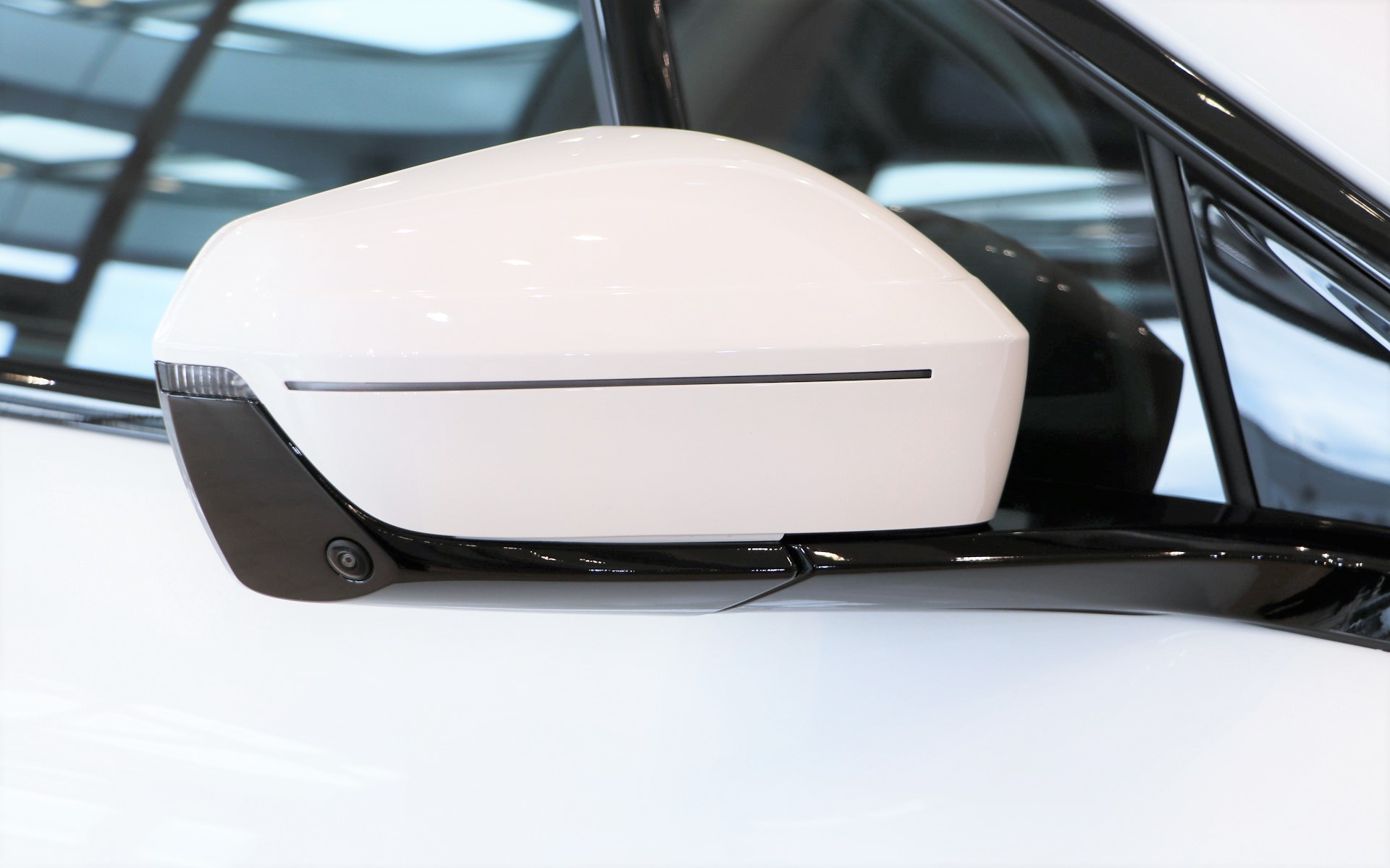 サイドミラーにはカメラとLEDウインカーが内蔵される