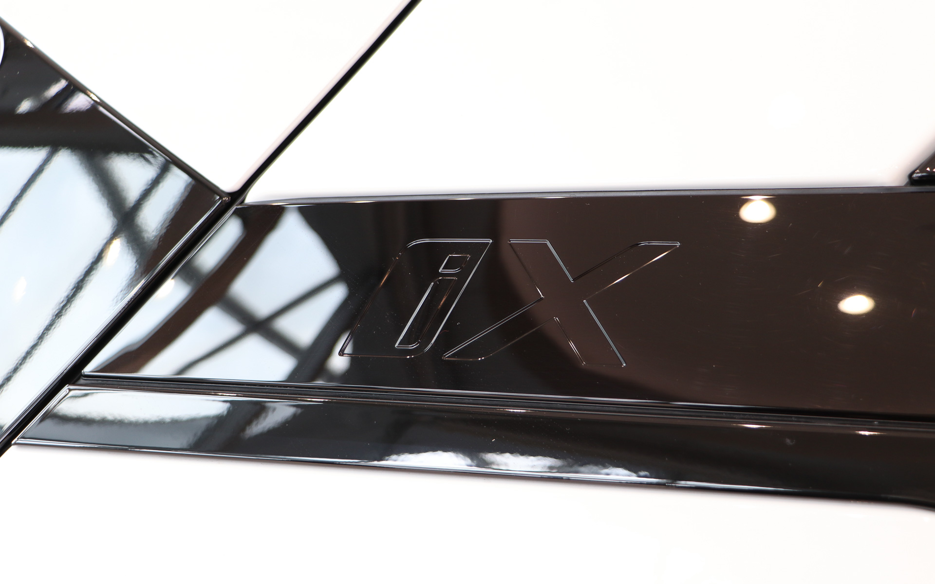 最後部ピラーには「iX」のロゴが入る