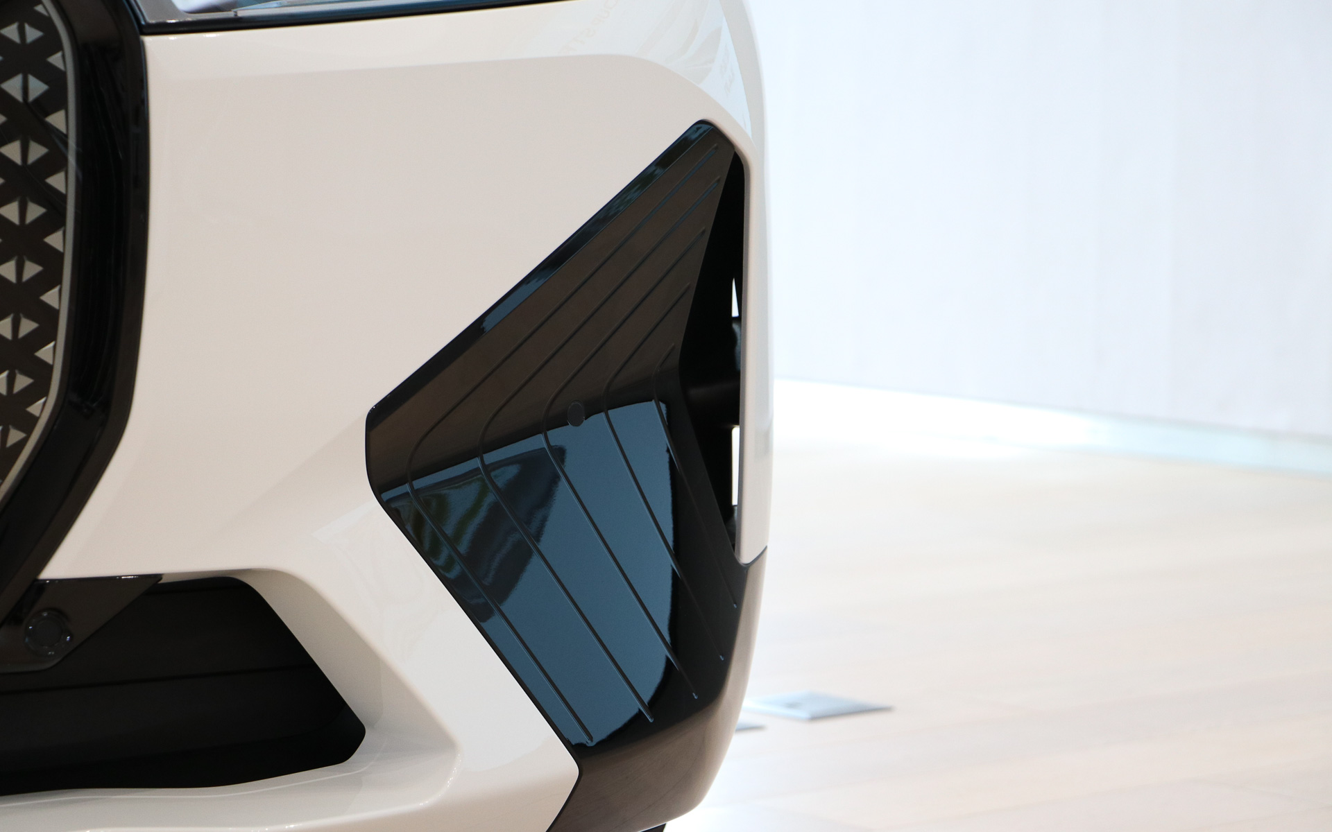 フロントバンパー両端はサイドへエアを誘導