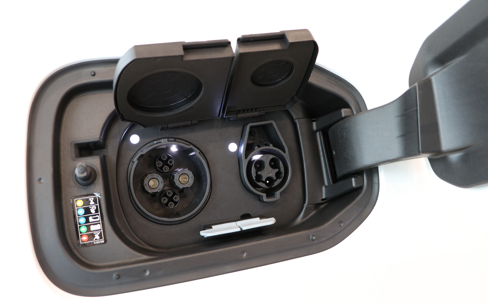 充電ポートは右リアに配置される