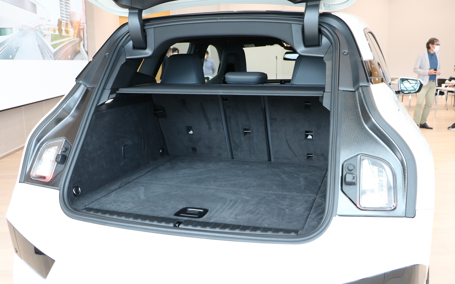 大容量のラゲッジスペース。リアシートは4：2：4で可倒できるタイプ