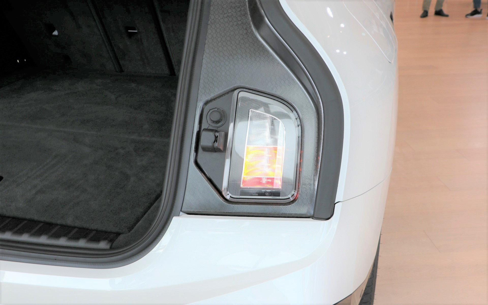 テールゲートを開けた状態でも周囲に存在を伝えられる「セカンダリ・ライト・ユニット」を装備